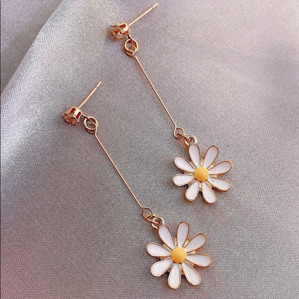 3/$30 💛 Daisy Long Drop Earrings - Picture 2 of 5